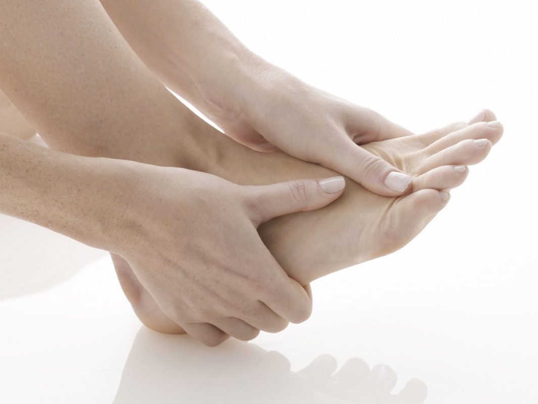 Có những bài tập và động tác nào có thể làm để hỗ trợ điều trị đau nhức bàn chân phải?

