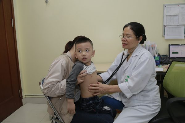 Ho nhiều sẽ khiến cơ thể mệt mỏi, ảnh hưởng đến hệ hô hấp vì vậy bạn nên cho trẻ đi thăm khám sớm với bác sĩ để được kiểm tra và có biện pháp điều trị hiệu quả. (ảnh minh họa)
