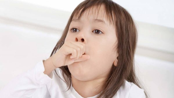 Ho gây ra cảm giác khó chịu, ngứa rát cổ họng. (ảnh minh họa)
