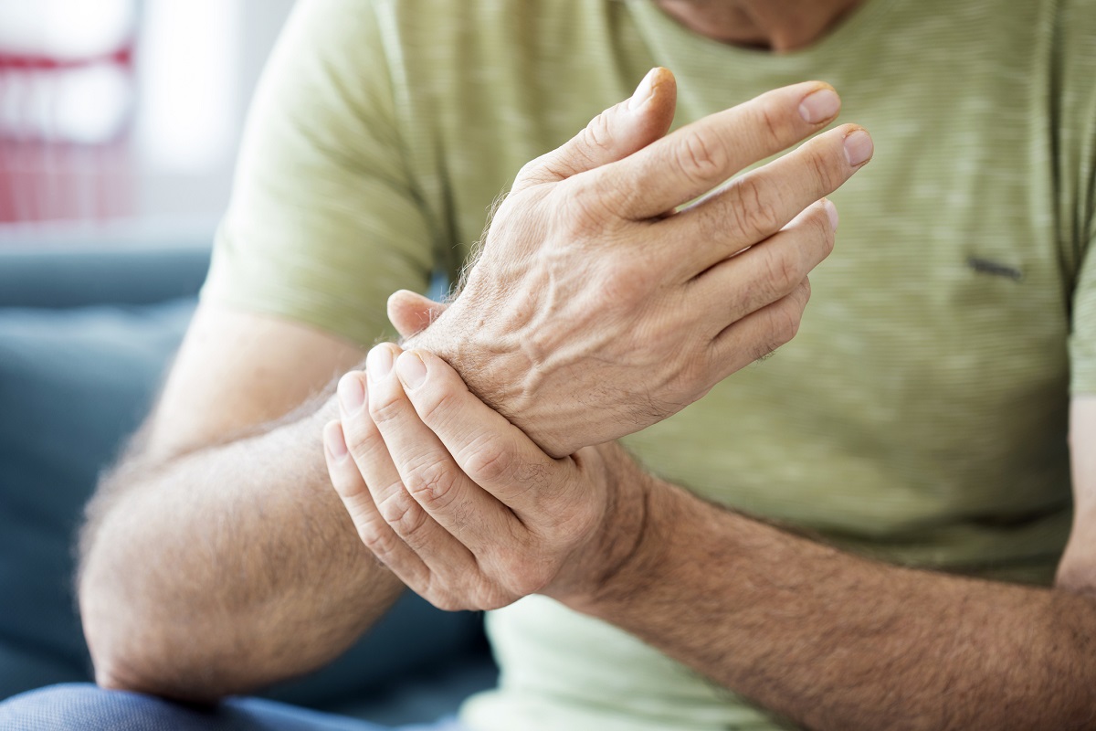 Tại sao dây thần kinh bị tổn thương có thể gây ra tình trạng tê bì và nhức mỏi chân tay?

