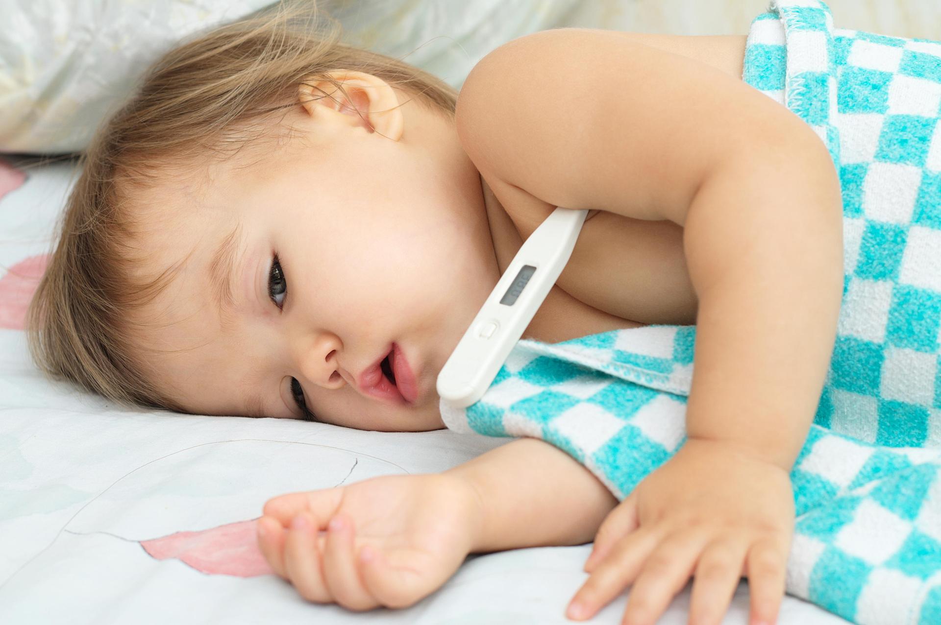 Làm thế nào để giảm sốt cho trẻ sơ sinh?
