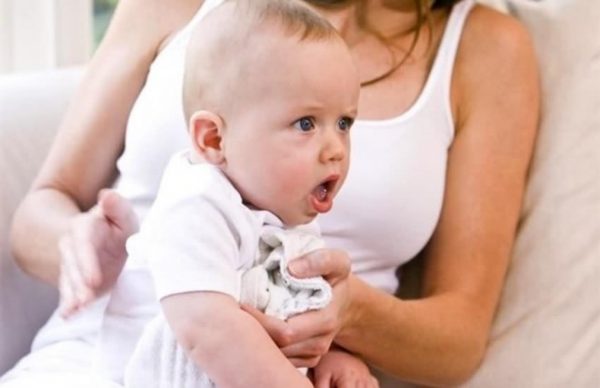 trẻ sơ sinh bị đờm ở cổ họng lâu ngày