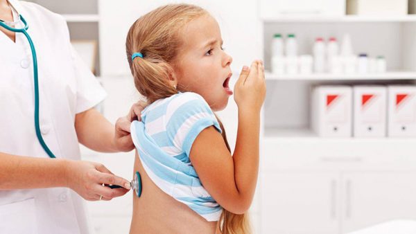 Thời tiết lạnh trẻ dễ mắc viêm phế quản, nếu không được điều trị bệnh sẽ biến chứng gây viêm phổi rất nguy hiểm cho trẻ. (ảnh minh họa)