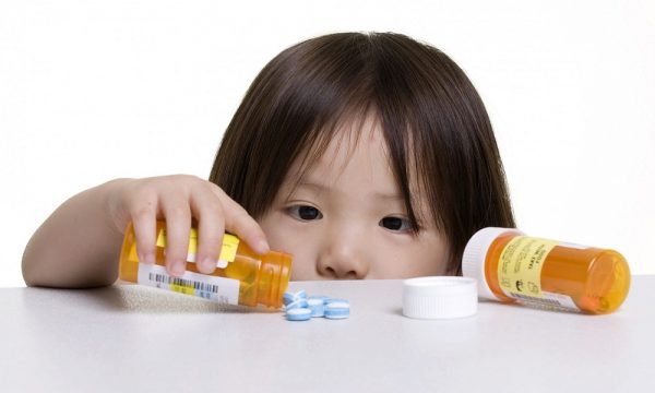 trẻ đang uống kháng sinh không nên ăn sữa chua