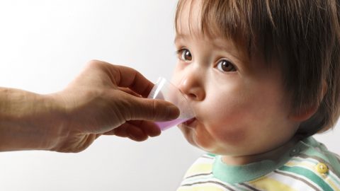 Trẻ uống thuốc kháng sinh có tiêm phòng được không?