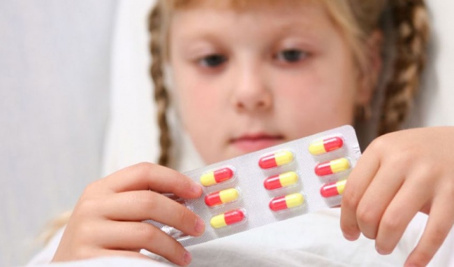 Làm thế nào để biết khi nào cần sử dụng kháng sinh để điều trị viêm họng ở trẻ em?
