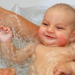 Phòng bệnh viêm phổi ở trẻ em cần lưu ý gì khi tắm?