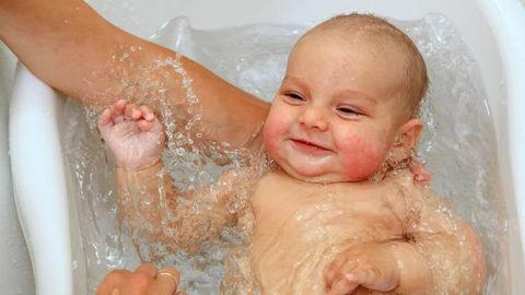 Phòng bệnh viêm phổi ở trẻ em cần lưu ý gì khi tắm?