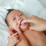 Mách mẹ cách chăm sóc trẻ sơ sinh mọc răng nanh