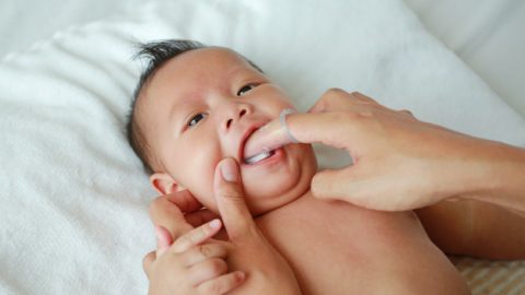 Mách mẹ cách chăm sóc trẻ sơ sinh mọc răng nanh