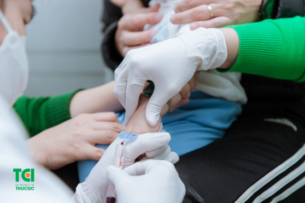 Trẻ sốt kéo dài cần được thăm khám cận lâm sàng để xác định nguyên nhân
