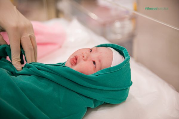 “Lần đầu gặp mặt, cháu chào bác sĩ, Việt Nam chống dịch COVID-19 thế nào rồi bác? Cháu ra tiếp sức các bác đây!” - Bé N.G.L lúc mới sinh (Ảnh chụp ngày 5/4/2020)