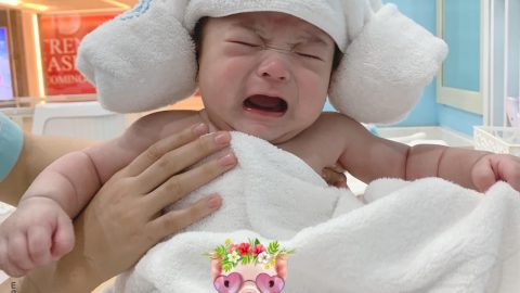Biểu cảm “tan chảy” của các em bé sinh trong mùa dịch
