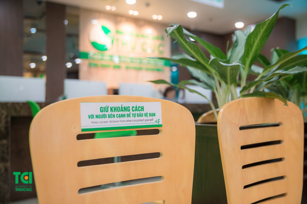 người bệnh, người nhà thực hiện đúng giãn cách tiếp xúc.