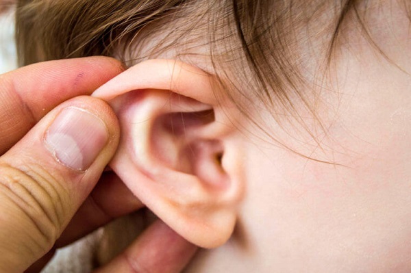 Các biện pháp chăm sóc và điều trị nào có thể giúp giảm sốt cao liên tục do viêm tai giữa ở trẻ?
