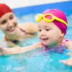 Cha mẹ có biết: Bơi lội có thể tiềm ẩn nhiều mầm bệnh?