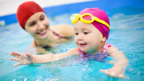 Cha mẹ có biết: Bơi lội có thể tiềm ẩn nhiều mầm bệnh?