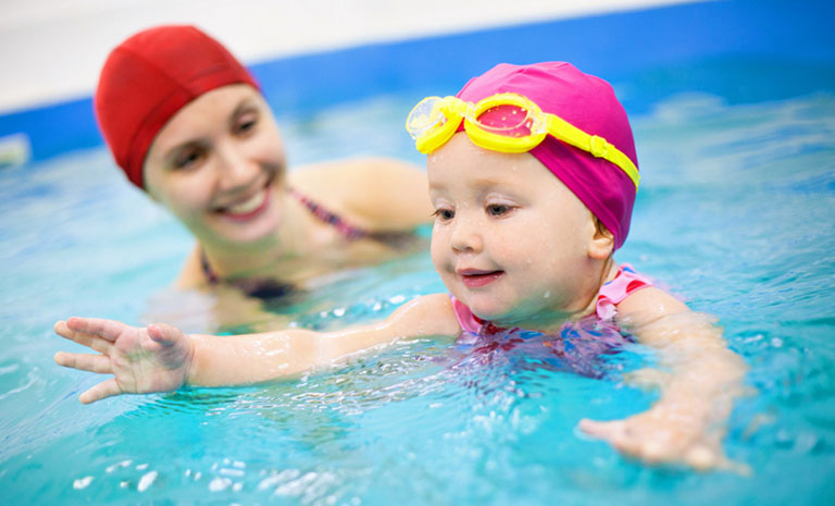 Cha mẹ có biết: Bơi lội có thể ẩn nhiều mầm bệnh? | TCI bệnh viện
