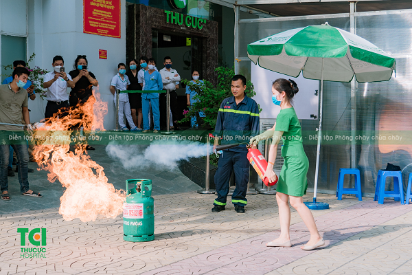 Cán bộ, nhân viên của Hệ thống Y tế Thu Cúc được hướng dẫn cách sử dụng bình chữa cháy xách tay