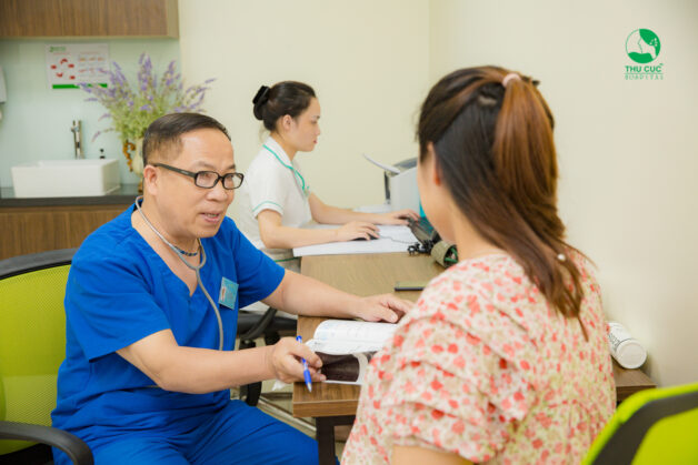 Bác sĩ sẽ thăm khám và dùng phương pháp điều trị phù hợp để điều trị ngứa vùng kín ở nữ giới