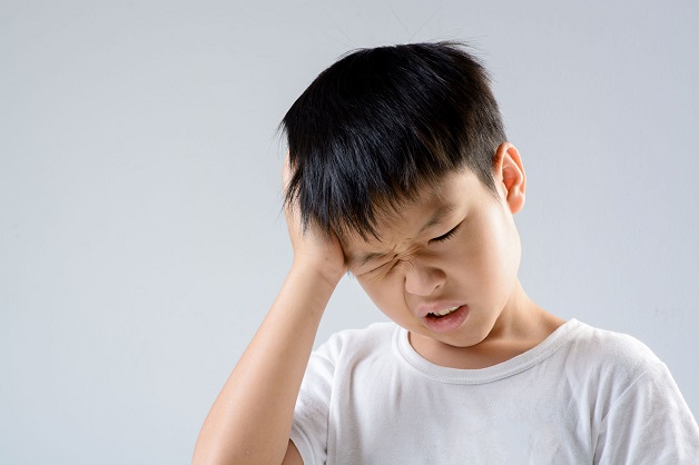 Bệnh đau đầu ở trẻ em trở nên nguy hiểm khi trẻ đau liên tục, đau dữ dội, kèm nôn, sốt, li bì