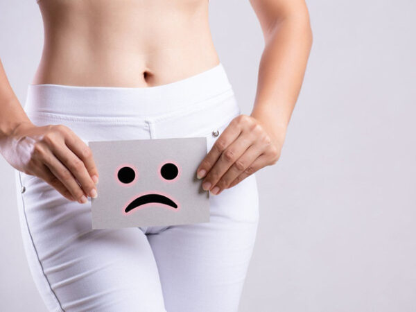 Khi có dấu hiệu khí hư có mùi hôi, chị em nên đi khám phụ khoa để xác định nguyên nhân