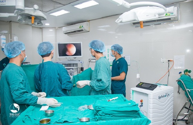 Các bác sĩ đang thực hiện kỹ thuật nội soi tán sỏi bàng quang bằng laser