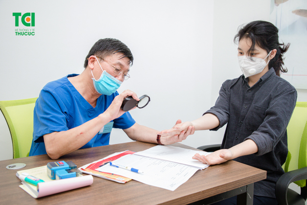 Khám lâm sàng giúp bác sĩ phát hiện những dấu hiệu bất thường của cơ thể