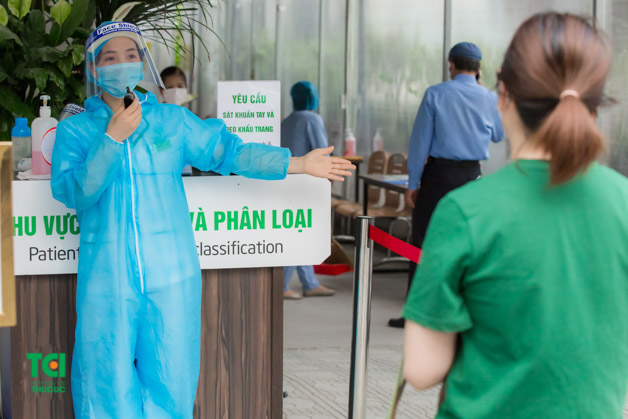 Hệ thống Y tế Thu Cúc tổ chức phân luồng người bệnh ngay từ bên ngoài