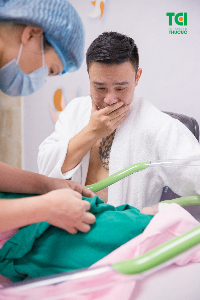 Ông bố trẻ bật khóc khi nhìn thấy con yêu và được ôm con trong lòng.