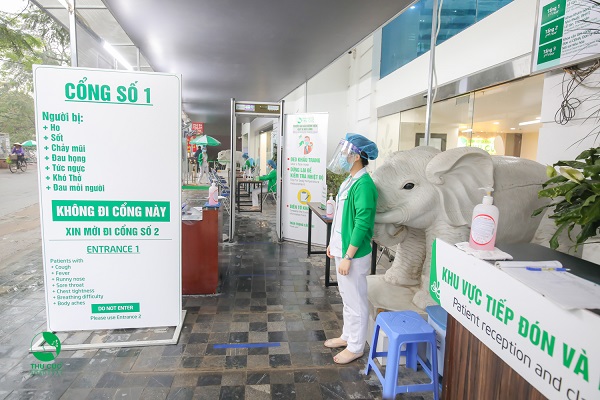 Hệ thống Y tế Thu Cúc tổ chức phân luồng người bệnh ngay từ bên ngoài