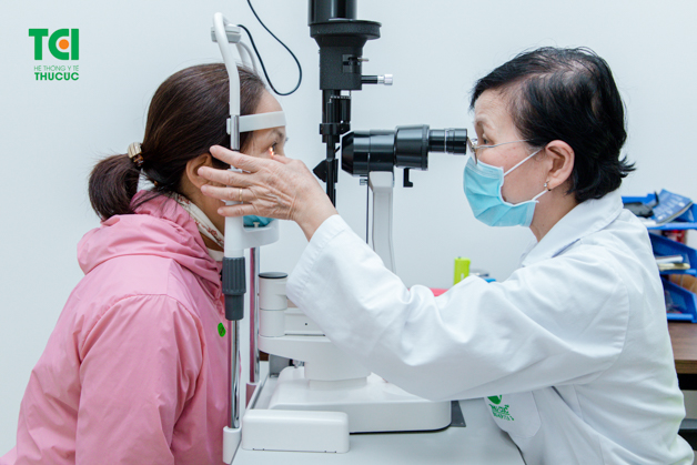 Khám mắt là danh mục quan trọng nằm trong quy trình kiểm tra sức khỏe để xin việc