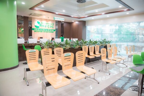 Đảm bảo khoảng cách an toàn với người bên cạnh khi thăm khám tại Thu Cúc