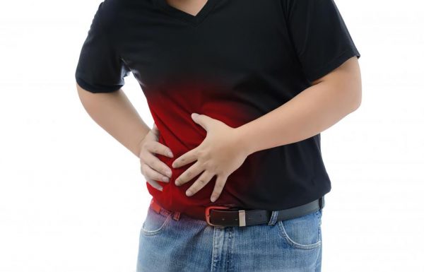 Đau bụng là dấu hiệu đầu tiên và điển hình nhất của viêm ruột thừa
