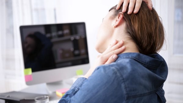 biểu hiện đau nửa đầu vai gáy bên trái