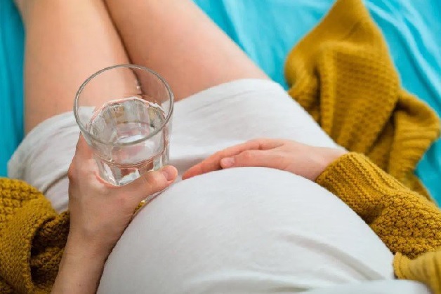 Mẹ bầu bị tiêu chảy nên uống nhiều nước