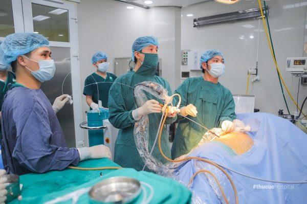 Tán sỏi qua da giá bao nhiêu phụ thuộc vào chi phí ca phẫu thuật, phí dịch vụ cùng các chi phí trước và sau tán sỏi khác