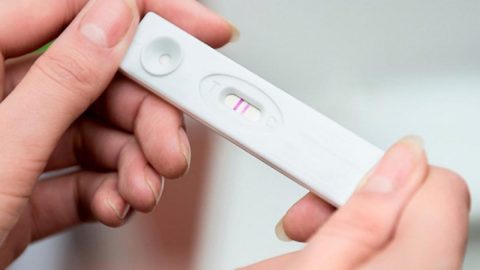 Mang thai ngoài tử cung thử que có lên vạch không?