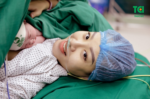 Vợ diễn viên Mạnh Quân tươi cười khi áp da con ngay sau sinh.