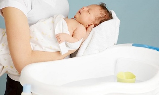 Bố mẹ nên tắm cho bé như bình thường, tắm nước ấm và chỗ kín gió để con không bị ngứa ngdy, nhiễm trùng