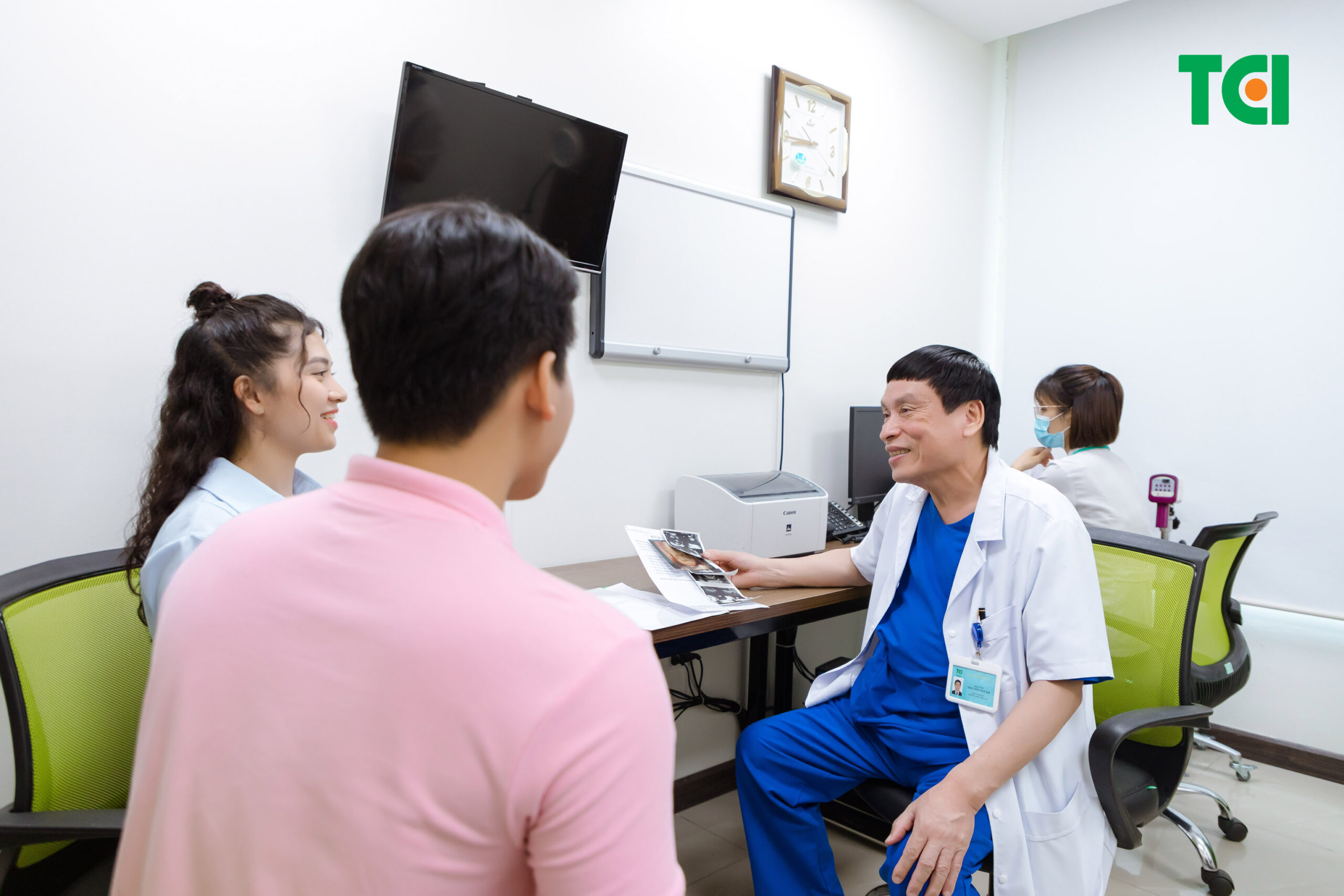 Bác sĩ sẽ kê đơn thuốc phù hợp với hiện trạng bệnh của mẹ để kết quả điều trị được tốt