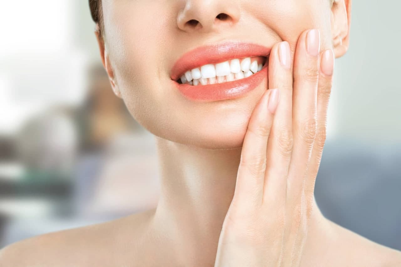 Trà xanh có chứa chất chống oxy hóa và chất flour tự nhiên, vậy chúng có tác dụng gì trong việc chữa ê buốt răng?
