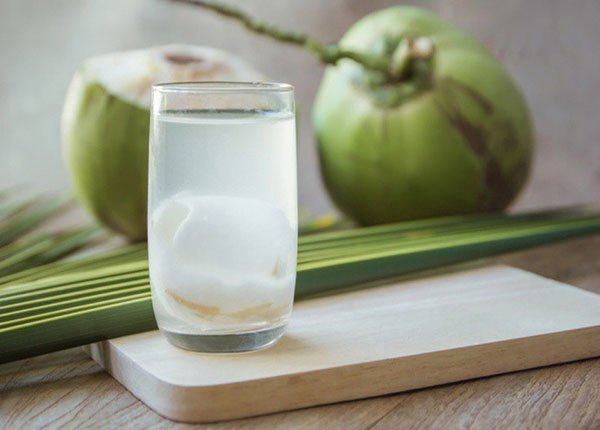 Người bị dau dạ dày uống nước dừa được không? Đau dạ dày uống nước dừa được không