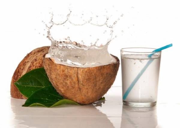Người bị dau dạ dày uống nước dừa được không? Nước dừa còn giúp bạn giảm thiểu tình trạng lão hóa da khi sử dụng đều đặn