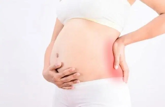 Nhiều mẹ bầu sẽ gặp phải đau lưng khi sắp sinh ở tuần 39.