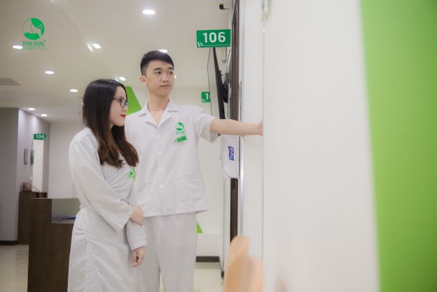 Để đảm bảo và phòng tránh những rủi ro không đáng có, thai phụ sẽ được mặc áo che chắn nhằm giảm sự phơi nhiễm của tia X đối với thai nhi.