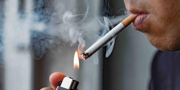 Hút thuốc là một trong số những nguyên nhân tăng nguy cơ bị nấm miệng