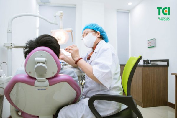 bác sĩ khám răng hàm mặt cho nhân viên