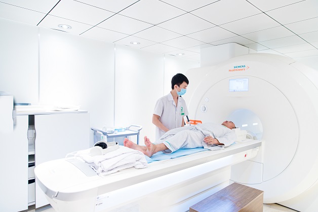 Chụp cộng hưởng từ MRI sử dụng sóng từ trường và sóng vô tuyến thay vì các tia bức xạ