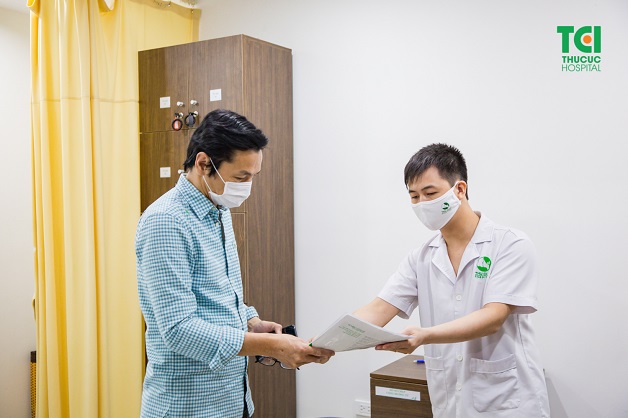 Kỹ thuật viên trả kết quả chụp cộng hưởng từ MRI cho người bệnh